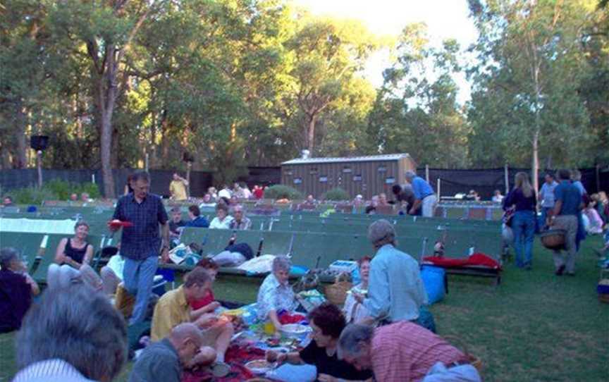 Kookaburra Outdoor Cinema, Local Facilities in Mundaring Weir